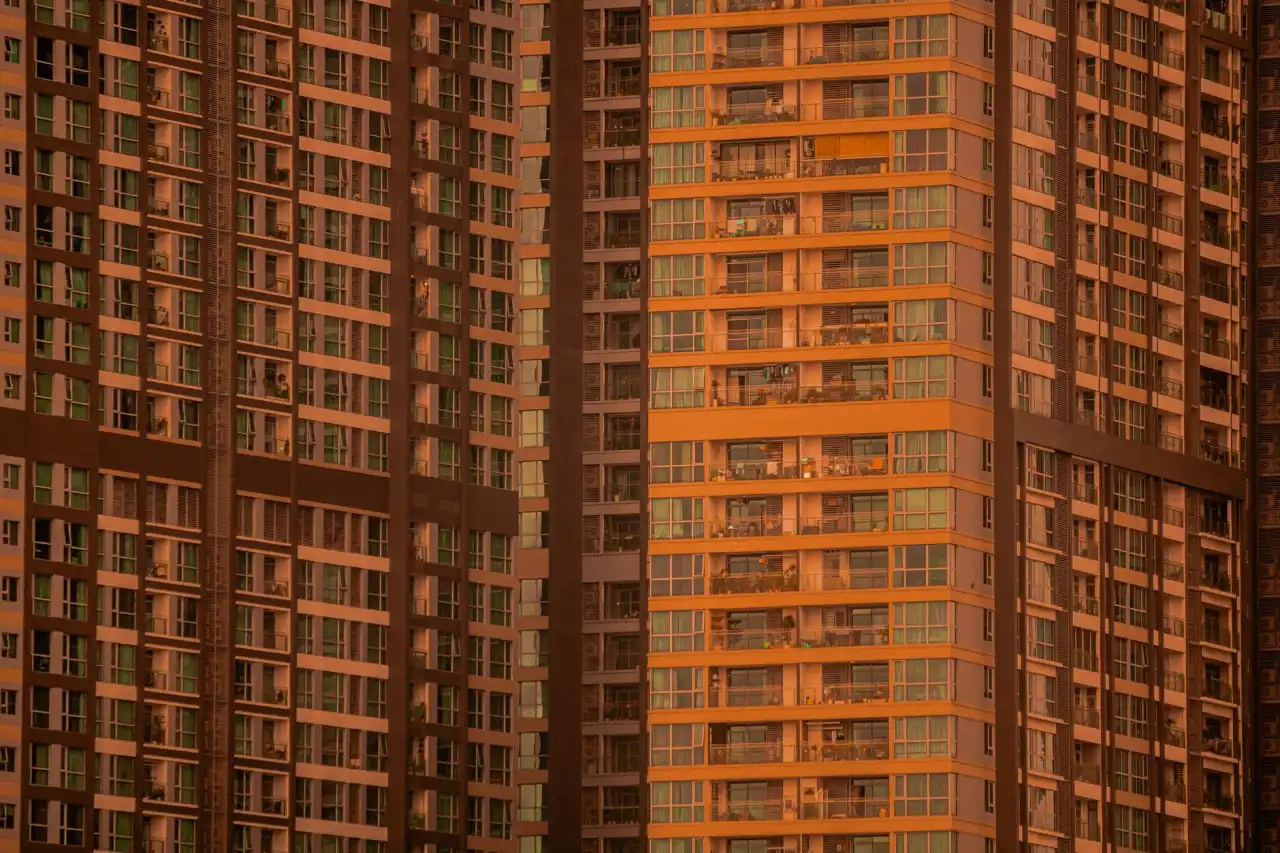 东莞地区家庭收纳方案：塑料收纳箱与衣架组合搭配技巧