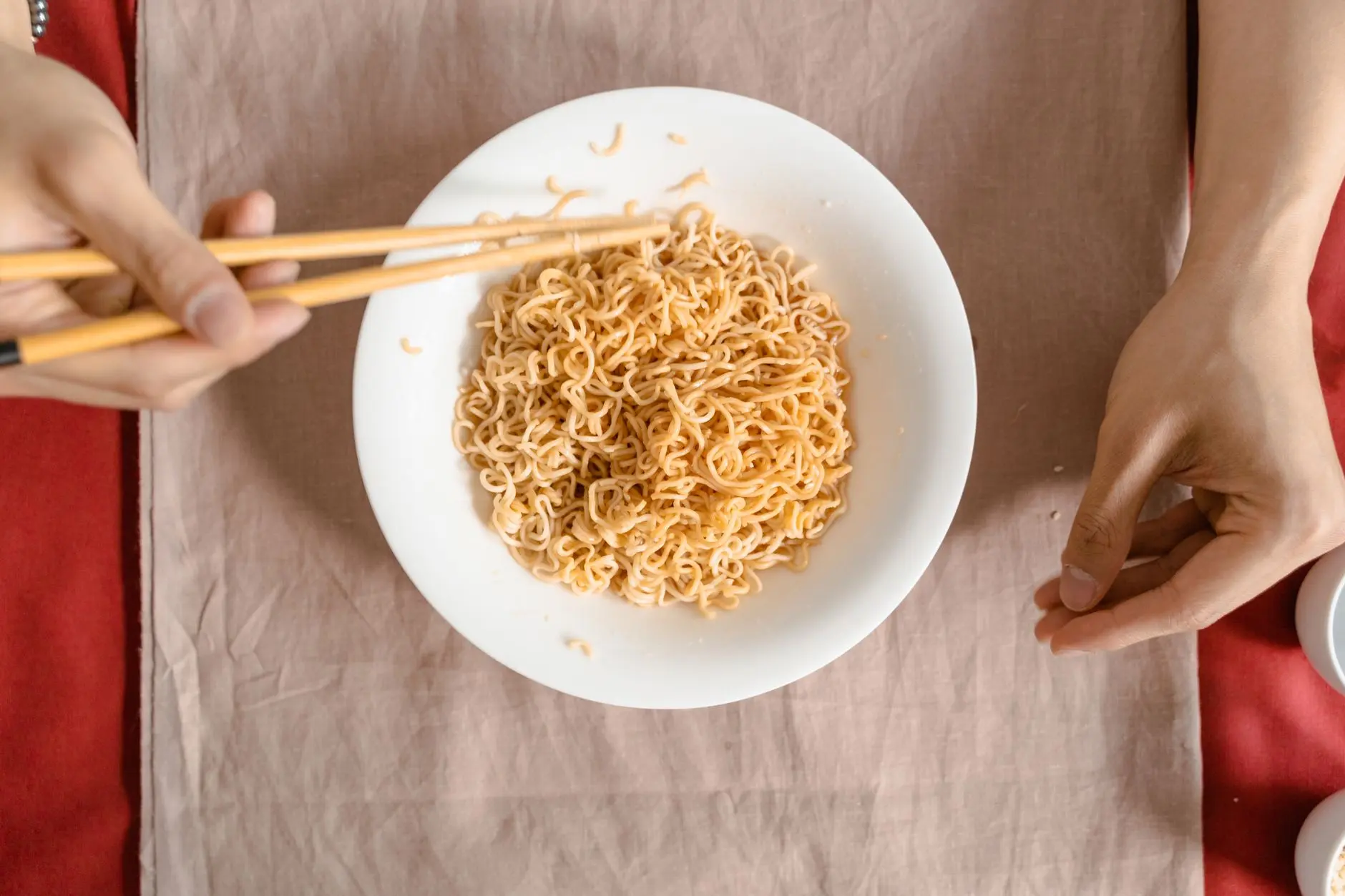 收纳筐与脏衣篮怎么选？宿舍与家庭场景下的产品规格对比分析