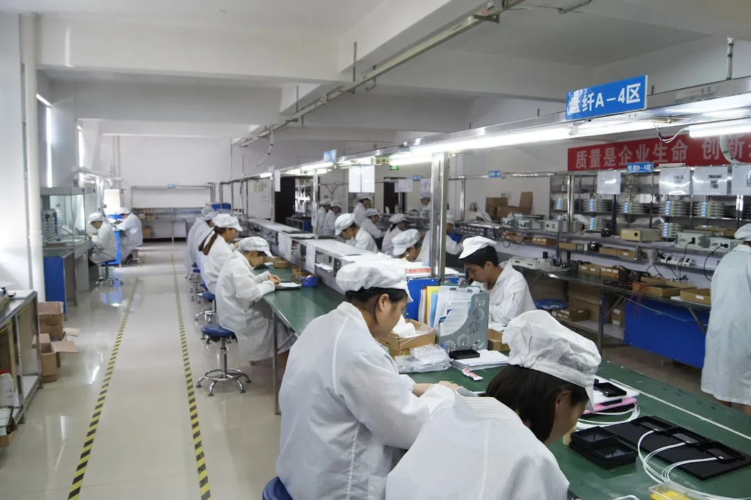 东莞为悟贸易塑料收纳箱与衣架产品线全解析