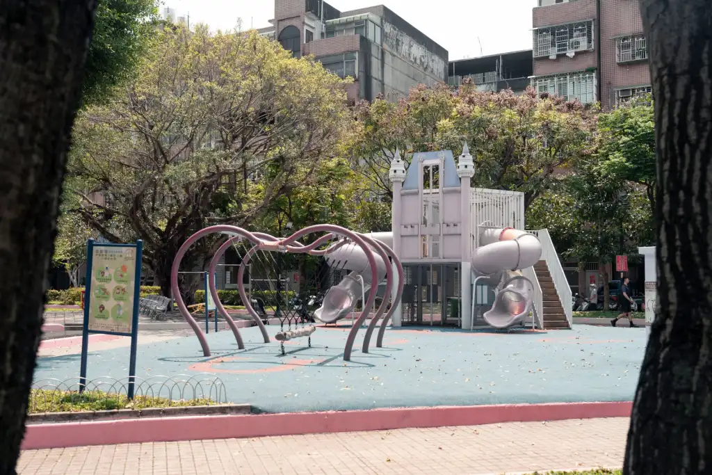 收纳筐与脏衣篮怎么选？东莞企业采购塑料收纳箱的实用对比指南